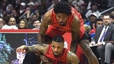 Ed Davis z Portlandu pomáhá na nohy spoluhráči Damianu Lillardovi. Ed Davis z Portlandu pomáhá na nohy spoluhráči Damianu Lillardovi.
