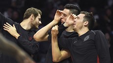 Portlandští náhradníci Jake Layman, Zach Collins a Pat Connaughton (zleva)... Portlandští náhradníci Jake Layman, Zach Collins a Pat Connaughton (zleva)...