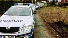 Policie asistovala záchranářům při zajištění psychicky nemocného, který hrozil... Policie asistovala záchranářům při zajištění psychicky nemocného, který hrozil...