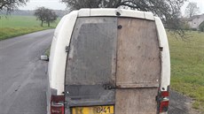 Hlídka zastavila na Rychnovsku řidiče Škody Pickup ve špatném technickém stavu. Hlídka zastavila na Rychnovsku řidiče Škody Pickup ve špatném technickém stavu.
