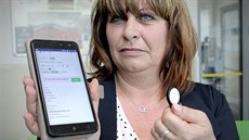 Vedoucí vychovatelka 26. ZŠ v Plzni Dana Herličková ukazuje čip a mobilní... Vedoucí vychovatelka 26. ZŠ v Plzni Dana Herličková ukazuje čip a mobilní...