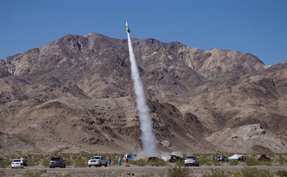 Amerian Mike Hughes ve vlastnorun vyrobené raket odstartoval do kosmu, aby...