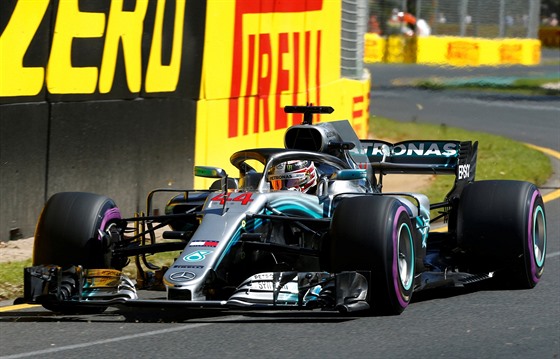 Lewis Hamilton bhem tréninku na Velkou cenu Austrálie.