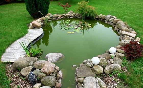 Voda na zahrad je píjemným prvkem, který pitahuje i dalí ivoichy.