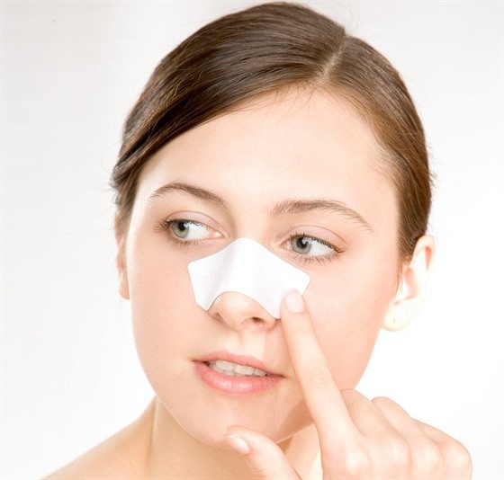 Kosmetick prouky na nos jsou skvlm zpsobem, jak se zbavit zanesench pr.