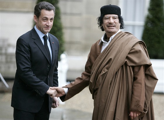 Nkdejí vládci Francie a Libye, Nicolas Sarkozy a Muammar Kaddáfí, v...
