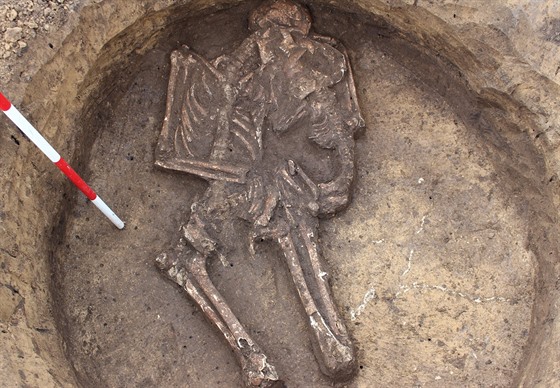 Archeologové nalezli v prmyslové zón ve Vykov unikátní hrob s kostrou eny...