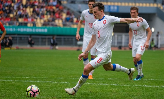 eský záloník Vladimír Darida v utkání China Cupu zahrává penaltu, kterou...