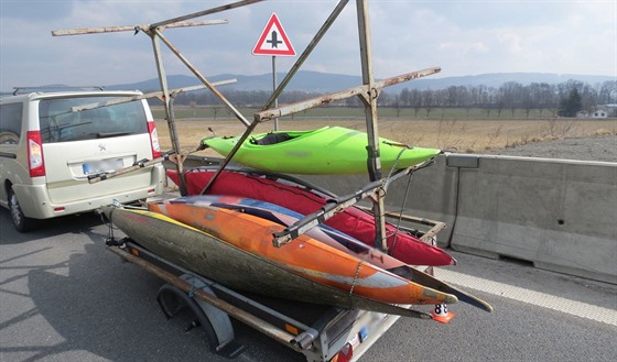 Snímek z nehody, kdy kolo odlomené od vodáckého pívsu poniilo na obchvatu...