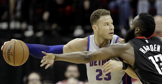 Blake Griffin (vlevo) z Detroitu pod tlakem Jamese Hardena z Houstonu.