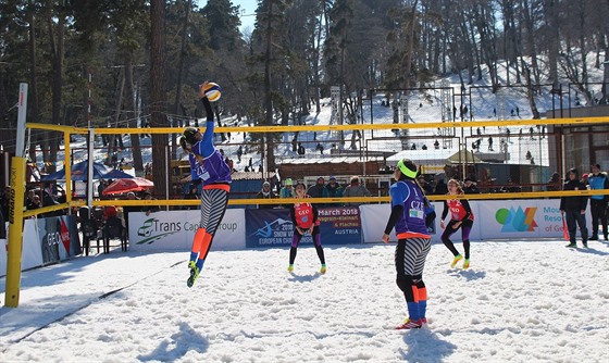 Snow volejbalistky Michaela Knoblochová a Anna Dostálová v akci