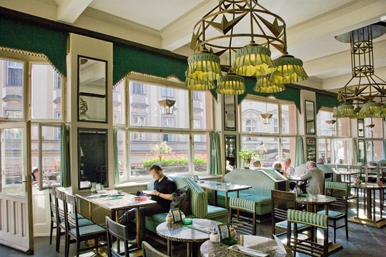 Grand Café Orient. Josef Goár navrhl pro kavárnu osvtlení i podobu baru....