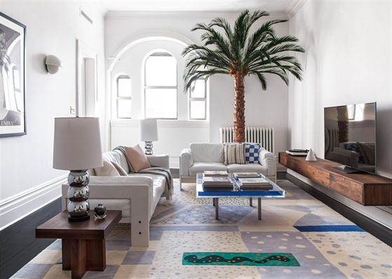 Reprezentativnímu obývacímu pokoji s nadsázkou vévodí zelená palma v kvtinái,...