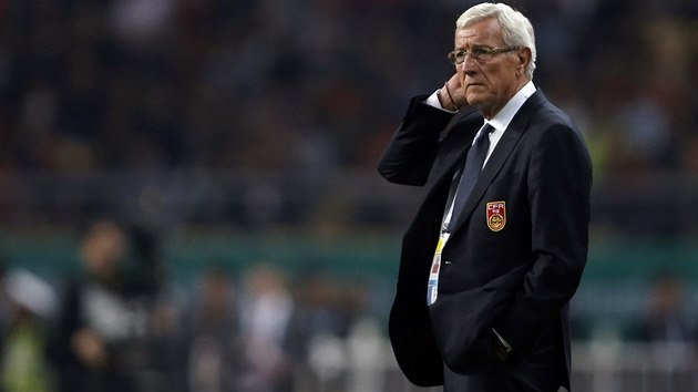 Slavný trenér Marcello Lippi sleduje hru svých čínských svěřenců. Slavný trenér Marcello Lippi sleduje hru svých čínských svěřenců.