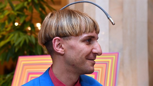 Vypadá jako něco mezi broukem a pracovníkem call-centra, napsal o Harbissonovi... Vypadá jako něco mezi broukem a pracovníkem call-centra, napsal o Harbissonovi...