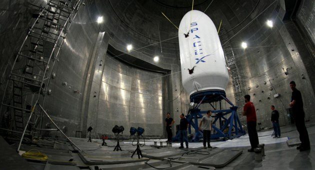 Testování aerodynamického krytu rakety Falcon 9 ve vakuové komoře. Testování aerodynamického krytu rakety Falcon 9 ve vakuové komoře.