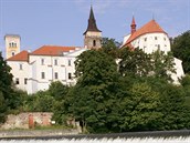 Sázavský klášter na pohledu od stejnojmenné řeky.