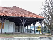 Budova stojí jen pár metrů od mateřské a základní školy. Budova stojí jen pár metrů od mateřské a základní školy.