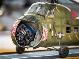 Odhalený motor vrtulníku H-34 Choctaw v mítku 1:48