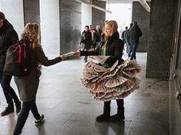 Kamelotky v sukních rozdávají deník Metro od rána celé dopoledne.