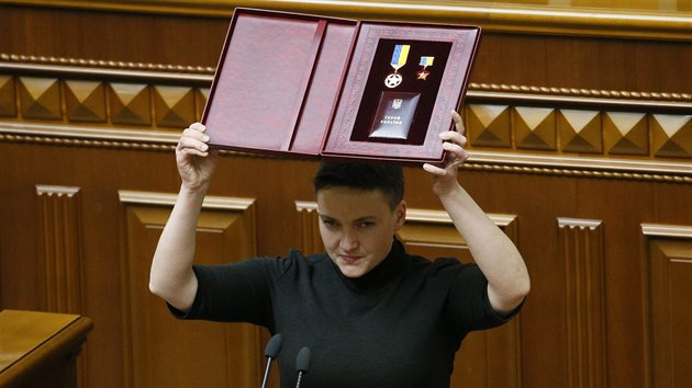 Ukrajinsk parlament zbavil Nadiju Savenkovou imunity. Prokuratura ji vin z pprav pevratu (22. bezna 2018)
