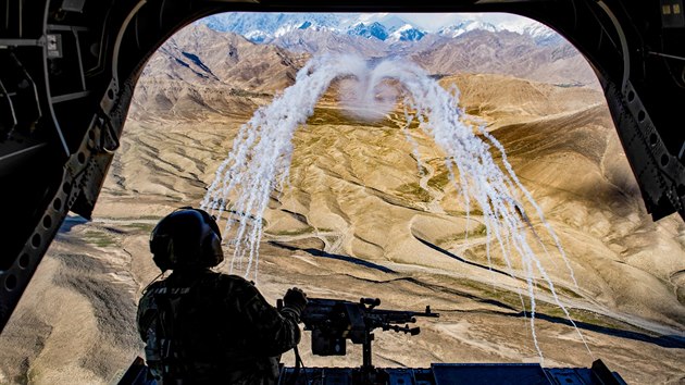 Americk helikoptra CH-47F Chinook kdesi nad Afghnistnem (14. bezna 2018)