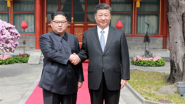 Severokorejsk vdce Kim ong-un (vlevo) a nsk prezident Si in-pching (bezen 2018)