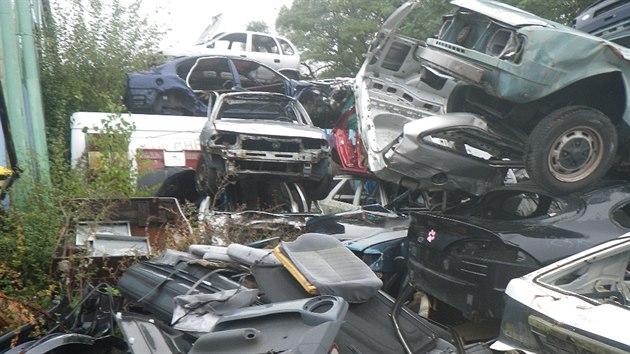 Podnikatel v Sezemicch skladoval autovraky mimo vymezen plochy a ohrozil ivotn prosted.