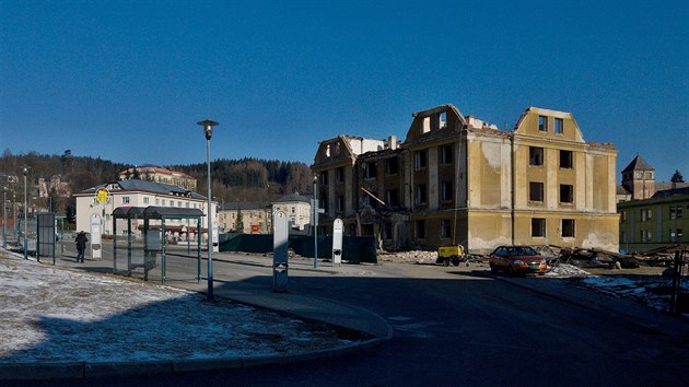 V Tanvaldu zaala runm rozebrnm stechy a krov demolice takzvanho domu hrzy, kter stoj v centru msta u bvalho autobusovho ndra. Vybydlen a polorozpadl typatrov dm byl dlouhodob ostudou msta. V minulosti tam bydlelo i pes 60 lid, od loskho lta je przdn.