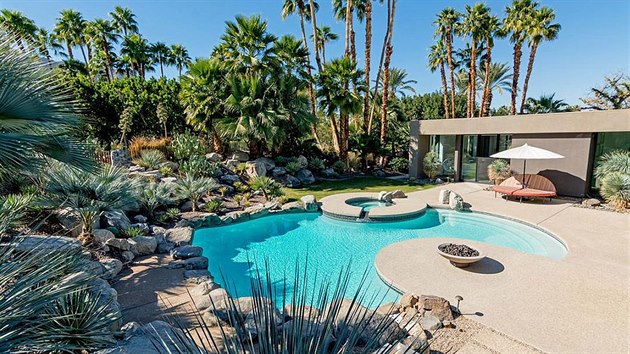 Luxusn vila Joan Krocov v americkm Rancho Mirage je na prodej.