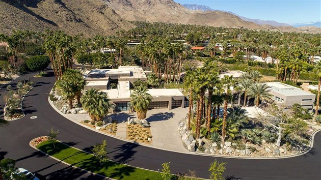 Luxusn vila Joan Krocov v americkm Rancho Mirage je na prodej.