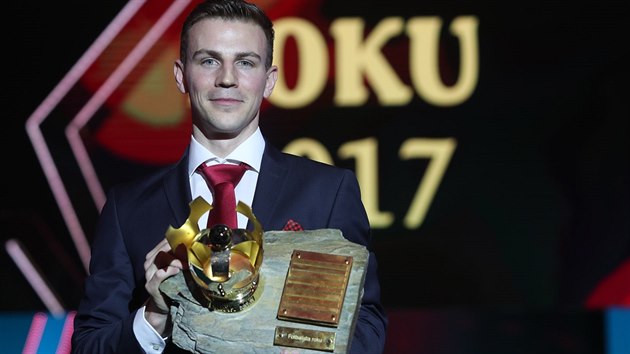 Vladimr Darida s korunkou pro pro vtze ankety  Fotbalista roku 2017.