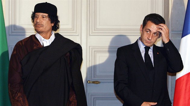 Muammar Kaddf a Nicolas Sarkozy na snmku z Elysejskho palce (10. prosince 2007)