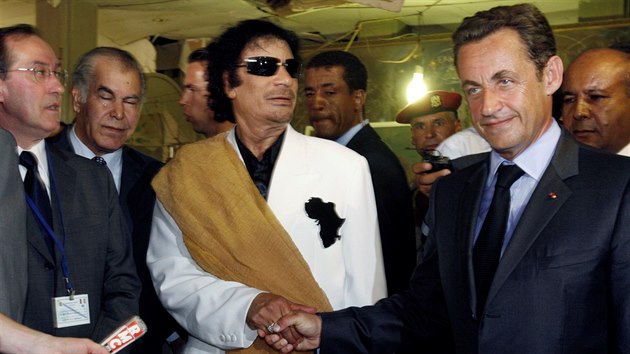 Bval libyjsk vldce Muammar Kaddf vt tehdejho francouzskho prezidenta Nicolase Sarkozyho ve svm palci v Tripolisu. (25. ervence 2007)