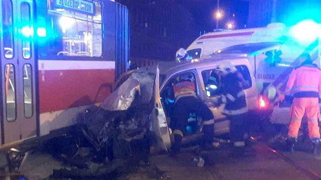 Do tramvaje v Brn ve stedu veer na kiovatce narazilo auto, jeho idi utrpl tk zrann.
