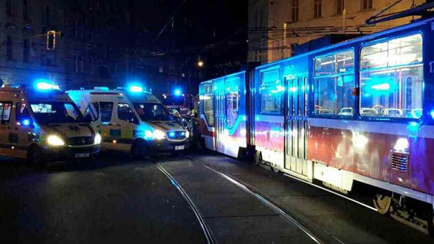 Do tramvaje v Brn ve stedu veer na kiovatce narazilo auto, jeho idi utrpl tk zrann.