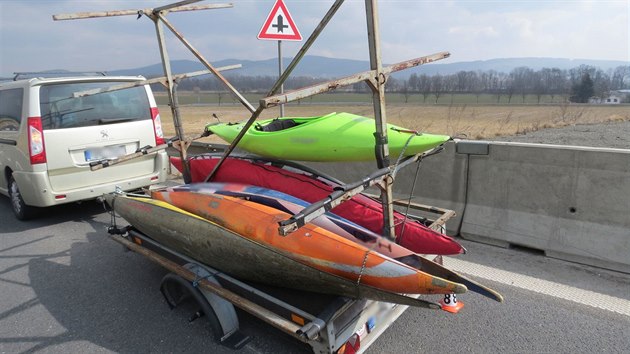 Snmek z nehody, kdy kolo odlomen od vodckho pvsu poniilo na obchvatu obce Zvole na umpersku dv auta jedouc v protismru. (24. bezen 2018)