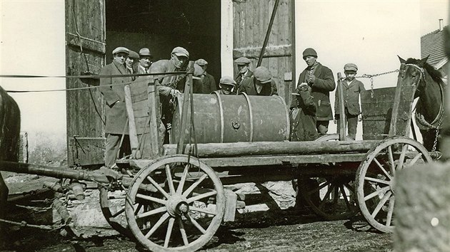 Na snmku lihovaru z roku 1930 mui zejm na povoz prv umstili sud s lihem.