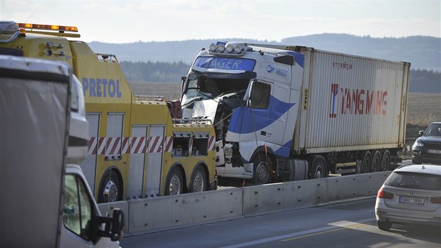 Nehoda t osobnch a dvou nkladnch automobil v opravovanm seku D1 u Jihlavy 21. bezna odpoledne zastavila provoz ve smru na Brno.