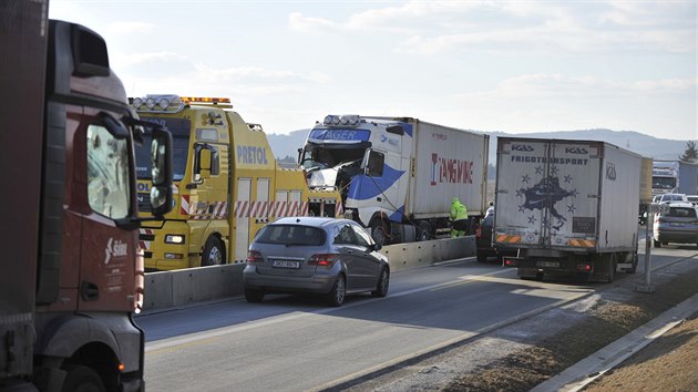 Nehoda t osobnch a dvou nkladnch automobil v opravovanm seku D1 u Jihlavy 21. bezna odpoledne zastavila provoz ve smru na Brno.