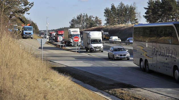 Nehoda t osobnch a dvou nkladnch automobil v opravovanm seku D1 u Jihlavy 21. bezna odpoledne zastavila provoz ve smru na Brno.