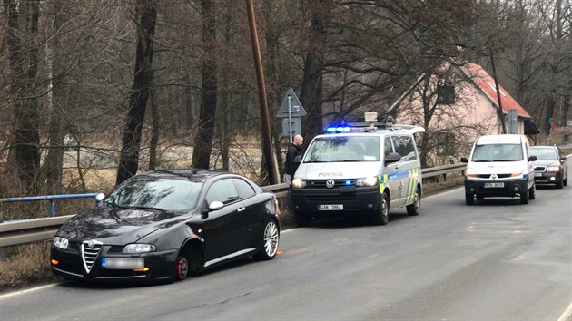 Z auta na silnici nedaleko obce Voznice upadlo kolo a proletlo vlohou tamn erpac stanice (26.3.2018)