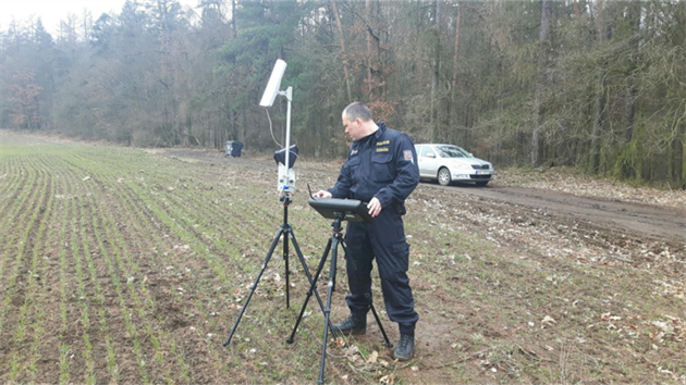 Policist na Beneovsku i Pbramsku kontrolovali chatask oblasti s pomoc policejnho dronu.  (25. bezna 2018)