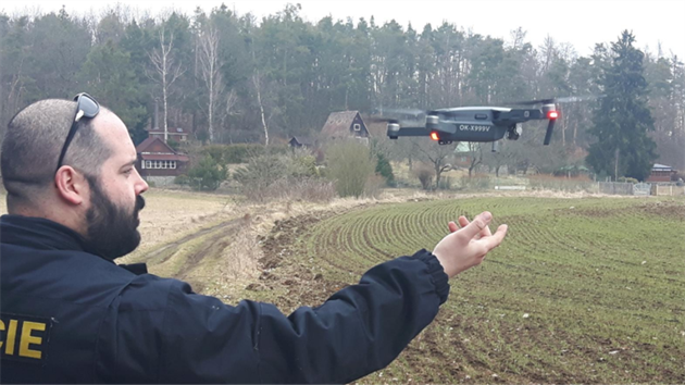 Policist na Beneovsku i Pbramsku kontrolovali chatask oblasti s pomoc policejnho dronu. (25. bezna 2018)