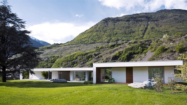 Pod svahy vinaskho regionu Valtellina a kousek od vcarskch hranic navrhl architekt Duilio Damilano pzemn luxusn vilu.