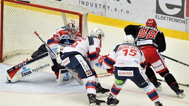 Jakub Petrulek /vpravo)  z Tince v souboji s  Marekem Troninskm (druh zprava) a z Pardubic. Pihl pardubick brank Ondej Kacetl.