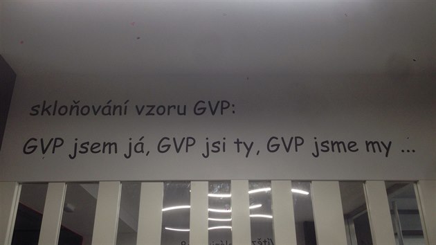 Chodba v gymnziu Na Vtzn plni je vyzdoben psmem ve fontu Comic Sans, kter je inspirovan psmem z komiks. (16.3.2018)