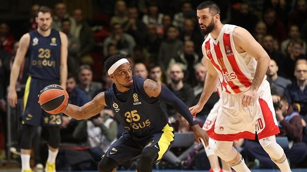 Bobby Dixon alias Ali Muhammed z Fenerbahce kontroluje m, brn ho ranko Lazi z Crven zvezdy.