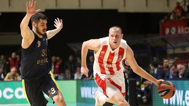 Dejan Davidovac (vpravo) z Crven zvezdy unik Nikolovi Kaliniovi z Fenerbahce.