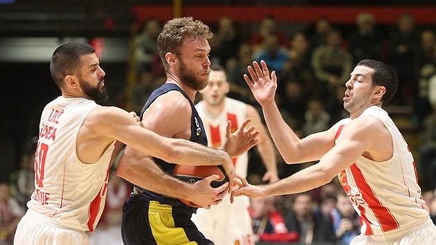 Micolo Melli (v tmavm) z Fenerbahce pod tlakem Branka Lazie (vlevo) a Taylora Rochestieho z Crven zvezdy.